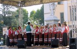 il Coro Auser Leucum in Piazza Garibaldi a Lecco